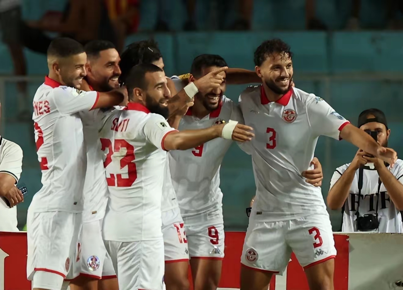 库尔图瓦和德布劳内女友